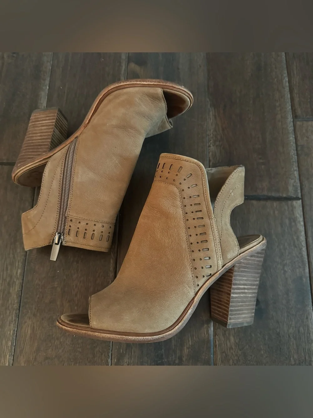 Vince Camuto Kamrina Tan Leather Peep Toe Cutout Block Heeled Zip Booties 8